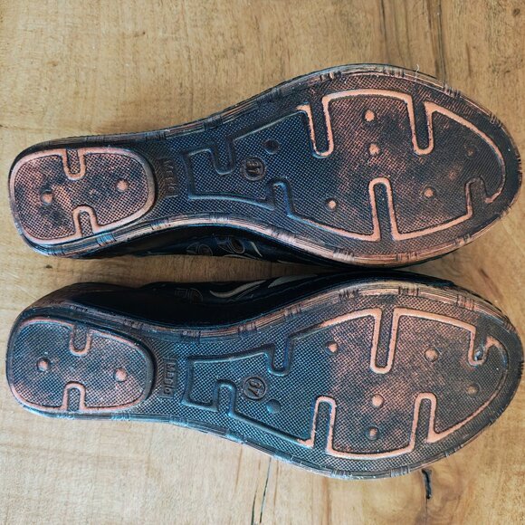 LA PINTA Laser Cut Clogs - Picture 3 of 10